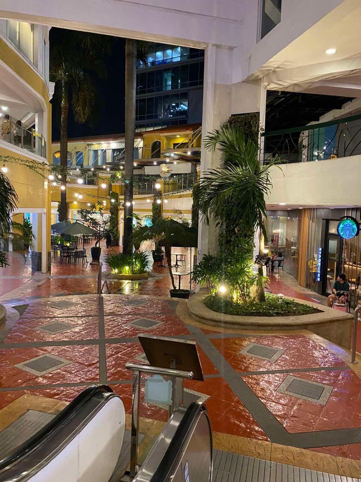 Classy 2Br Suite At Eastwood City With Pool And City Skyline View Manila Dış mekan fotoğraf